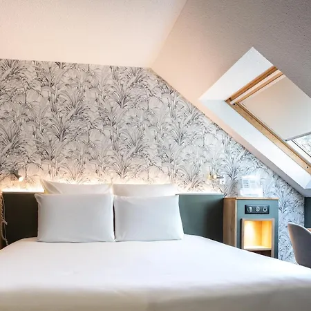 Otel Kyriad 3*
